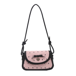 Sac sous le bras bicolore rose et noir avec motifs de nœuds et pendentif cœur en métal