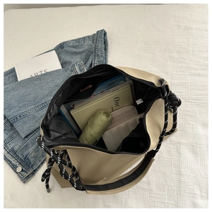 Vue détaillée du grand sac beige montrant les poches intérieures et la grande capacité