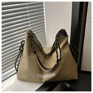 Détail du sac fourre-tout en nylon kaki avec anses en corde tressée et lettrage Fashion