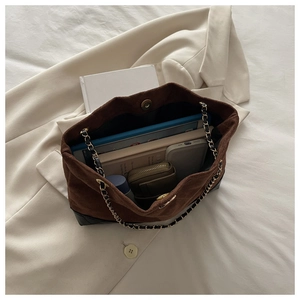 Vue de dessus du grand sac cabas montrant l'espace pour tablette et livres à l'intérieur