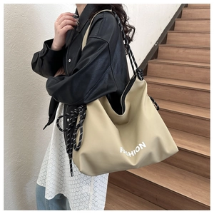 Détail du sac cabas mode avec poignées en corde tressée noire et blanche et motif FASHION
