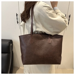 Dettaglio macro della pelle sintetica vintage marrone scuro su una borsa tote grande