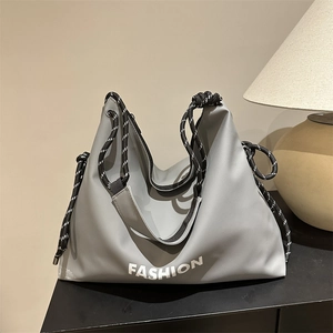 Grand sac fourre-tout gris mode avec lettrage FASHION blanc et poignées en corde