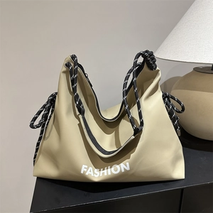 Grand sac fourre-tout kaki tendance avec lettrage blanc et bandoulière en corde tressée
