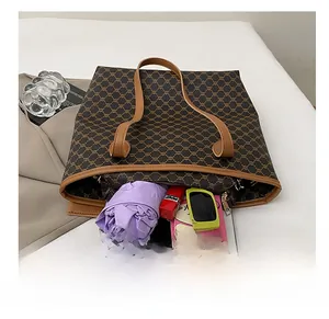 Vue de dessus du grand sac cabas vintage montrant l'espace intérieur et les accessoires