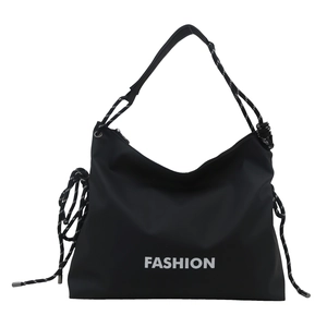 Sac cabas noir en nylon avec lettrage blanc et bandoulières tressées à cordon coulissant