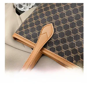 Détail de la couture précise sur la toile à monogramme vintage et le cuir marron
