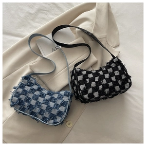 Détails de sacs à bandoulière en tweed à carreaux avec bords effilochés sur un blazer