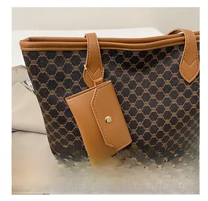 Vue détaillée du sac cabas vintage monogramme avec mini pochette en cuir et accents dorés