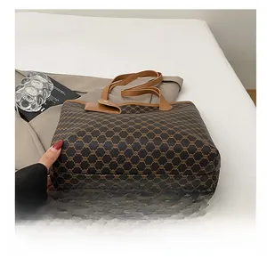 Vue détaillée du fond renforcé durable de ce sac cabas vintage à monogramme