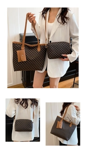 Vue détaillée du cabas monogramme vintage avec sac bandoulière assorti et petit porte-monnaie