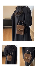 Détail du sac à main marron vintage avec fermoir doré et bordure à points de perle