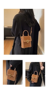 Détail du sac carré en daim marron avec bordure perlée et fermoir torsadé doré