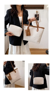 Détail d'un ensemble de cabas vintage avec bandoulière et mini pochette à monogramme