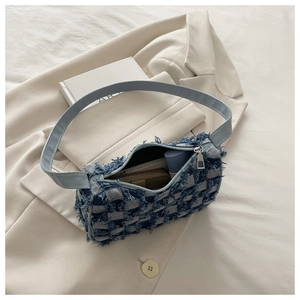 Détails de l'intérieur du sac à carreaux montrant le rangement pour téléphone