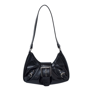 Schicke schwarze Lack-Hobo-Bag mit großer Vintage-Schnalle und trendigem Y2K-Design
