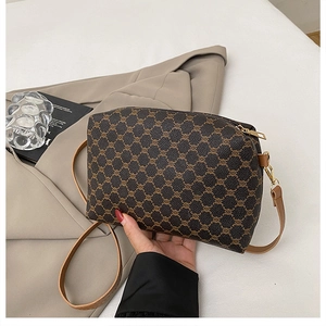 Détail du sac cabas rétro à motif Triomphe avec zip doré et bandoulière en cuir