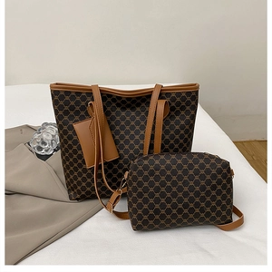 Ensemble détaillé de cabas et sac bandoulière marron à monogramme avec finitions cuir