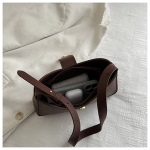 Makroaufnahme des geräumigen Innenfachs der braunen Leder-Schultertasche