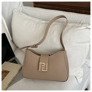 Detailansicht der beigen Halbmond-Tasche mit einer goldenen quadratischen Metallschnalle