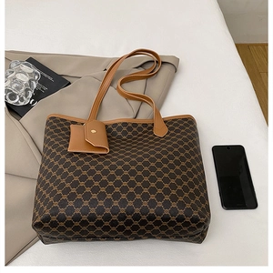 Gros plan du sac cabas vintage à motif géométrique et son petit porte-monnaie amovible