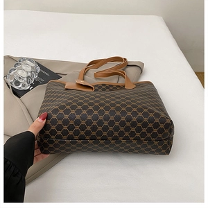 Détail du sac cabas marron à motif géométrique avec un petit porte-cartes en cuir