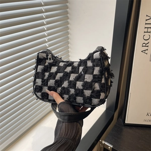 Sac hobo en toile à damier avec bords effilochés et bandoulière en cuir noir chic