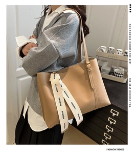 Détail du grand sac cabas beige avec sangle mode et bandoulière en cuir réglable