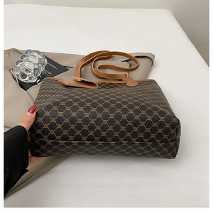 Vue détaillée du sac cabas rétro à monogramme marron avec finitions en cuir et boucles d'or