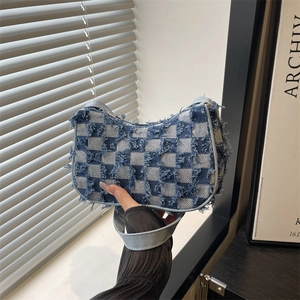 Sac sous le bras chic en denim à damier avec bords effilochés et bandoulière