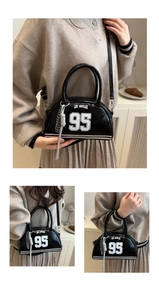 Détail du sac cabas noir avec imprimé LOS ANGELES blanc et pompon argenté décoratif