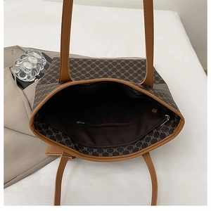 Vue macro du rangement intérieur et de la poche zippée de ce sac cabas vintage