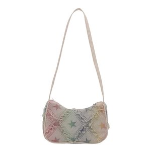 Sac bandoulière en denim avec motifs étoiles dégradés et bords effilochés sur fond blanc
