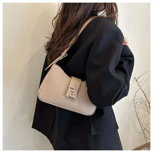 Detailaufnahme der beigen Hobo-Tasche mit silberner Schnalle an der Schulter
