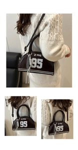 Détail du sac Boston marron avec imprimé Los Angeles 95 et chaîne argentée