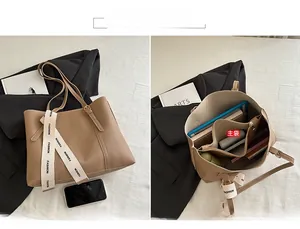 Détail du grand sac cabas marron avec ruban tendance et compartiments intérieurs