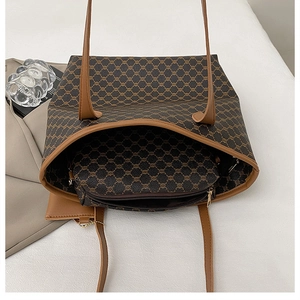 Vue détaillée du sac cabas avec pochette assortie et poignées en cuir marron