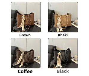 Détail de grands sacs fourre-tout marron, kaki et noir avec accessoires de foulard de mode
