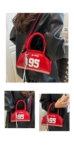 Détail du sac à main en cuir verni rouge avec imprimé Los Angeles 95 et chaîne argentée