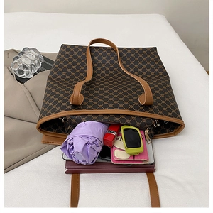 Intérieur spacieux du sac cabas marron avec accessoires quotidiens et fournitures