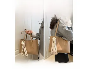 Sac fourre-tout beige en similicuir montrant les modes porté main et à l'épaule