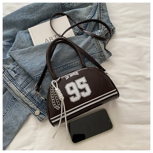 Détail du sac Boston en similicuir marron avec imprimé Los Angeles 95 et chaîne
