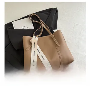 Détail du grand sac cabas marron en similicuir avec bandoulière tissée FASHION décorative