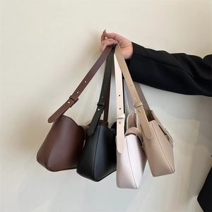 Damen Retro PU Leder Achseltasche Elegante Schulter Baguette Tasche Mit Goldener Metallschnalle Und Verstellbarem Riemen