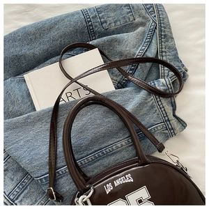 Vue de dessus d'un sac demi-lune en cuir verni marron foncé avec imprimé Los Angeles