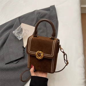 Sac à bandoulière vintage en daim marron avec rivets dorés et fermoir à nœud