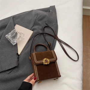 Sac à main vintage en daim marron avec boucle nœud dorée et détails cloutés chic
