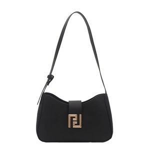 Modische schwarze Leder-Achseltasche mit goldener geometrischer Schnalle auf weißem Hintergrund