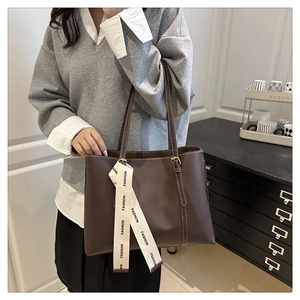 Détail du grand sac cabas marron foncé avec coutures contrastées et ruban FASHION