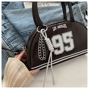 Détail du sac croissant marron foncé avec imprimé Los Angeles 95 et chaîne argent